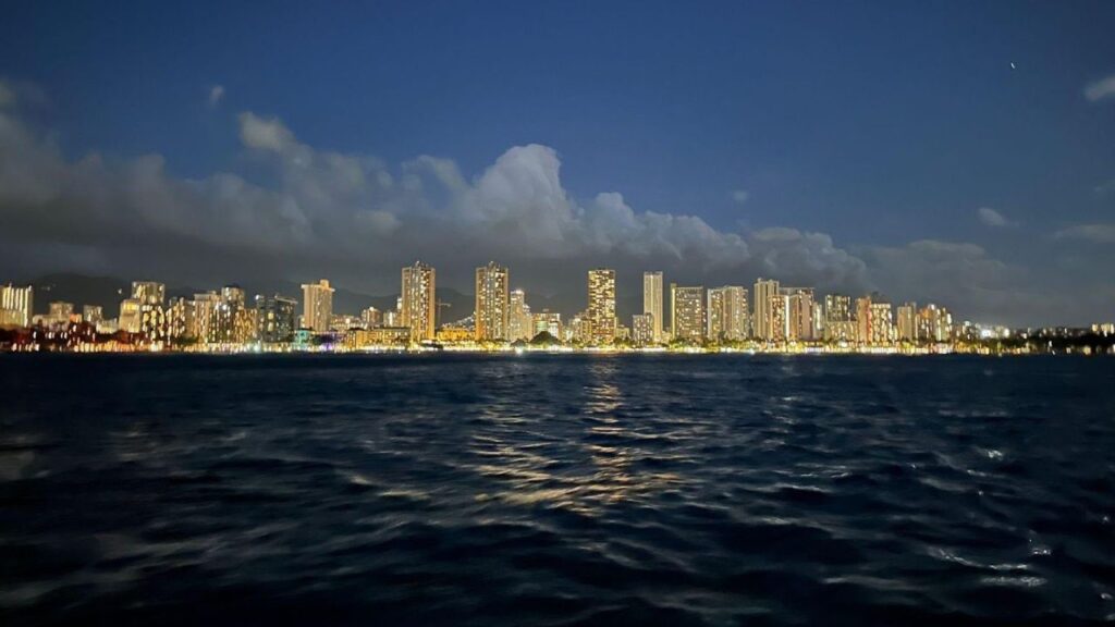 honeymoon-in-hawaii-sunset-sail-waikiki
